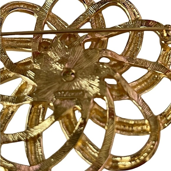 Monet, infinity round, Pearl (faux),  brooch. Marked Monet on back of pin. - Picture 2 of 4